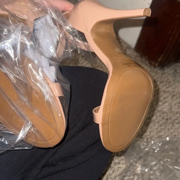 Anne Michelle Nude/Tan Stiletto Heels with Gold Buckle and Ankle Strap Size 9 - Picture 3 of 4